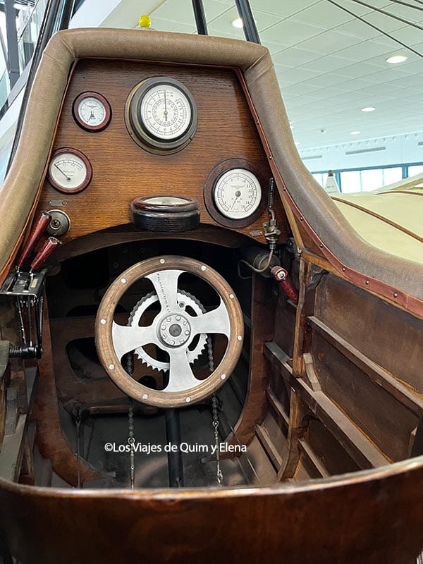 Interior de la cabina de una réplica del Monocoque de 1916