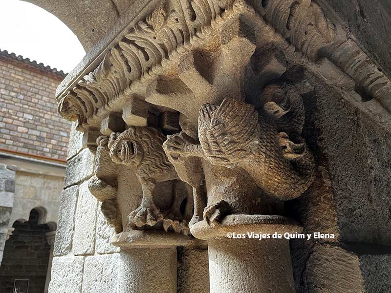 Uno de los capiteles del claustro