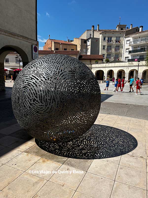 Escultura en la Plaza Barcelona 92 de Calaf