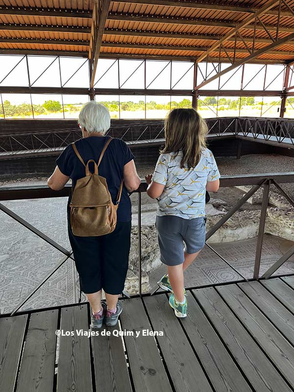 Éric con la abuela Pili en el Parque Arqueológico de Carranque