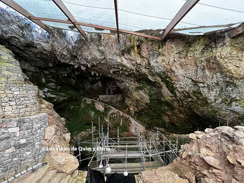 Entrada a la Cueva de El Castillo