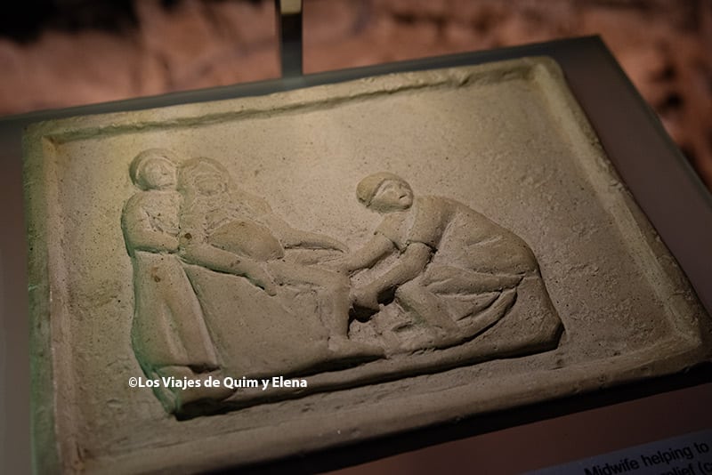 Un grabado tablilla con una mujer dando a luz