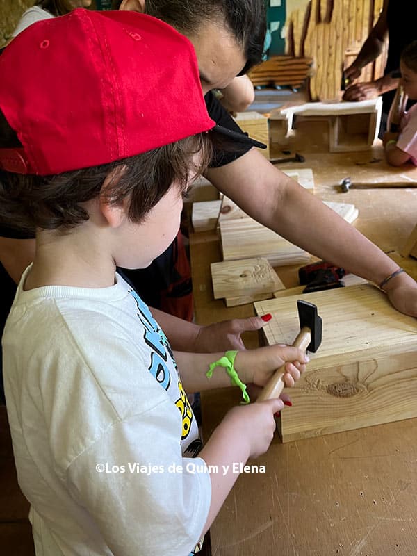 Álex construyendo una casita para los pájaros en Can Miravitges