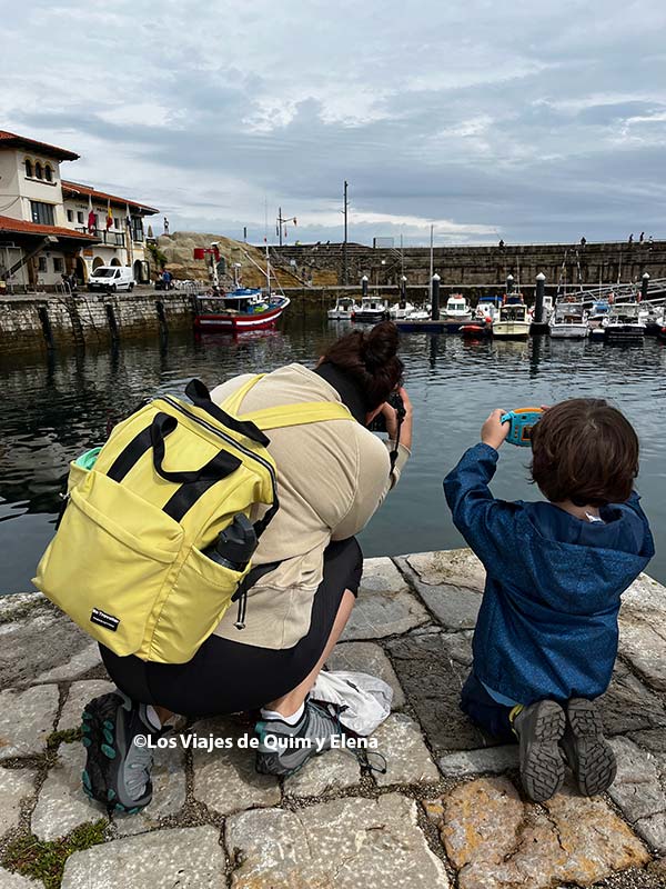 Elena y Álex haciendo fotos en el puerto de Comillas