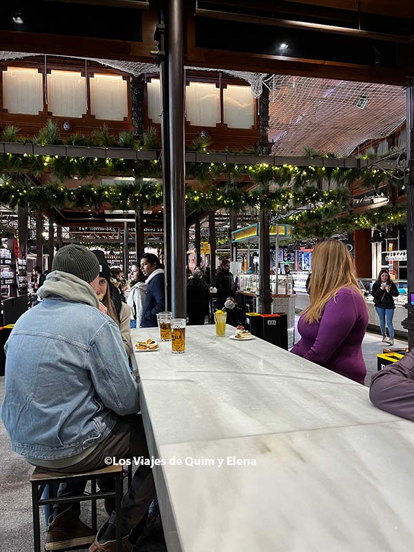 La zona de las mesas para degustar los productos en el Mercado de San Miguel