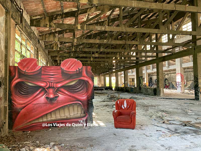 Grafiti dentro de la nave abandonada de Carbones de Berga