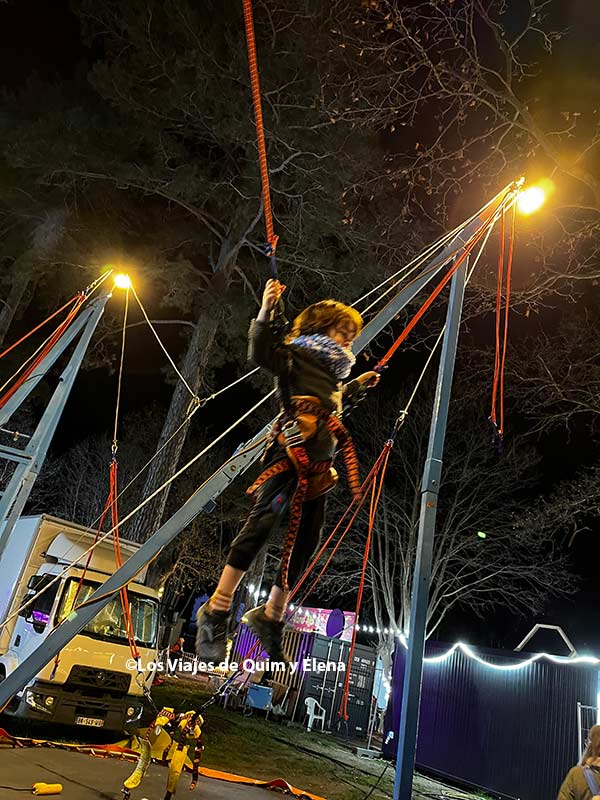Álex divirtiéndose en las atracciones