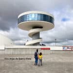 Elena y Éric acercándose al Centro Niemeyer de Ávila