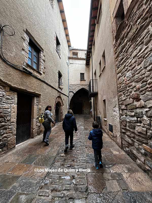 Por las calles del Poble Vell de Súria durante la Gincana Medieval
