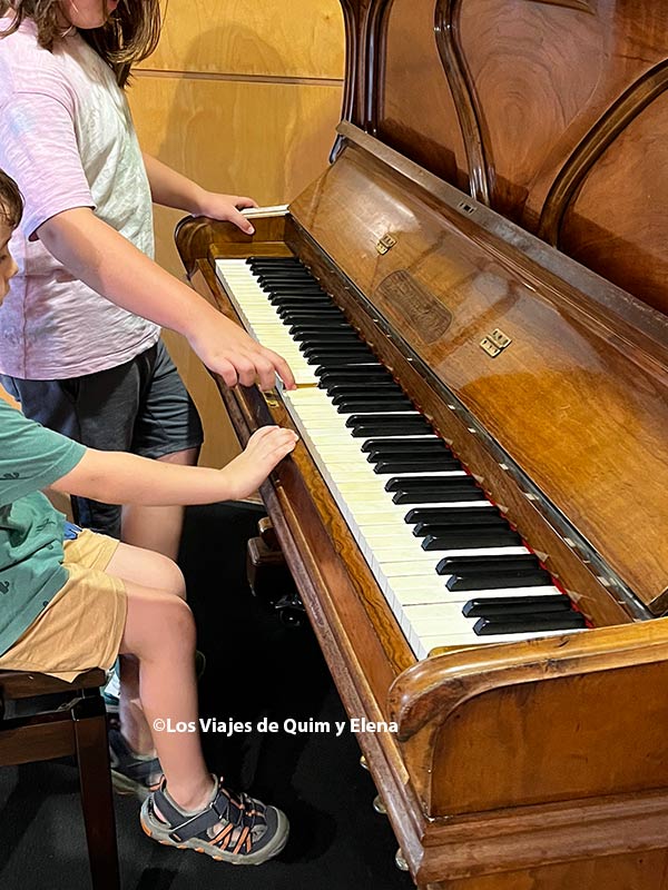 Piano en la entrada del Museo