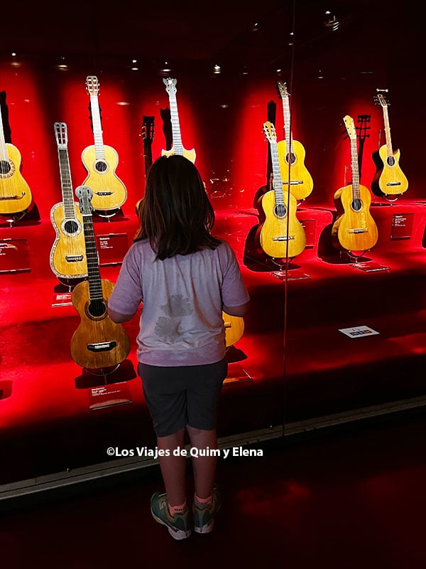 Éric visitando el Museo de la Música de Barcelona