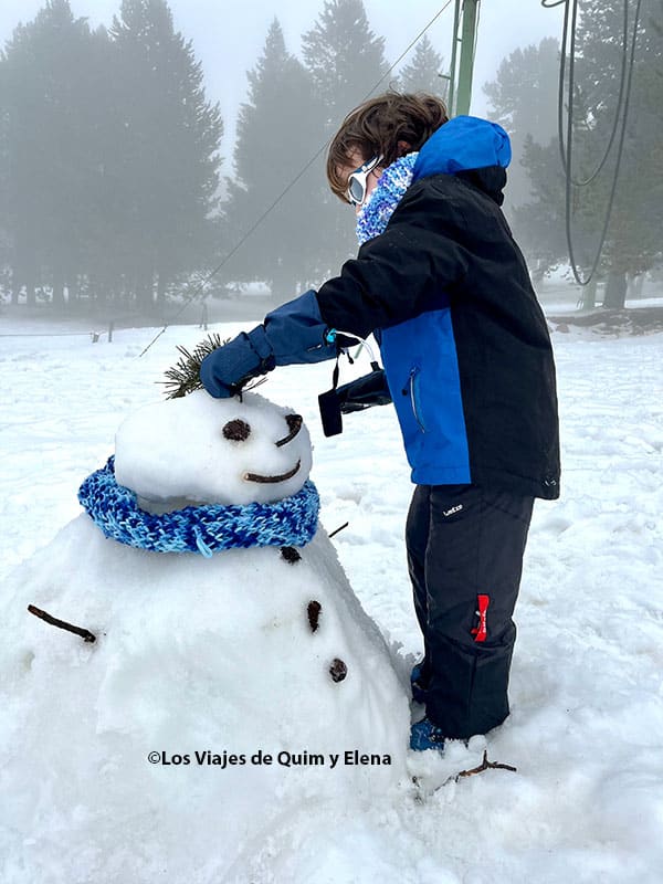 Álex con un muñeco de nieve