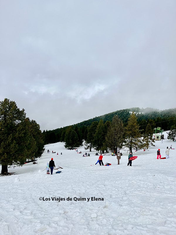Visitantes disfrutando de un día de nieve en Rasos de Peguera