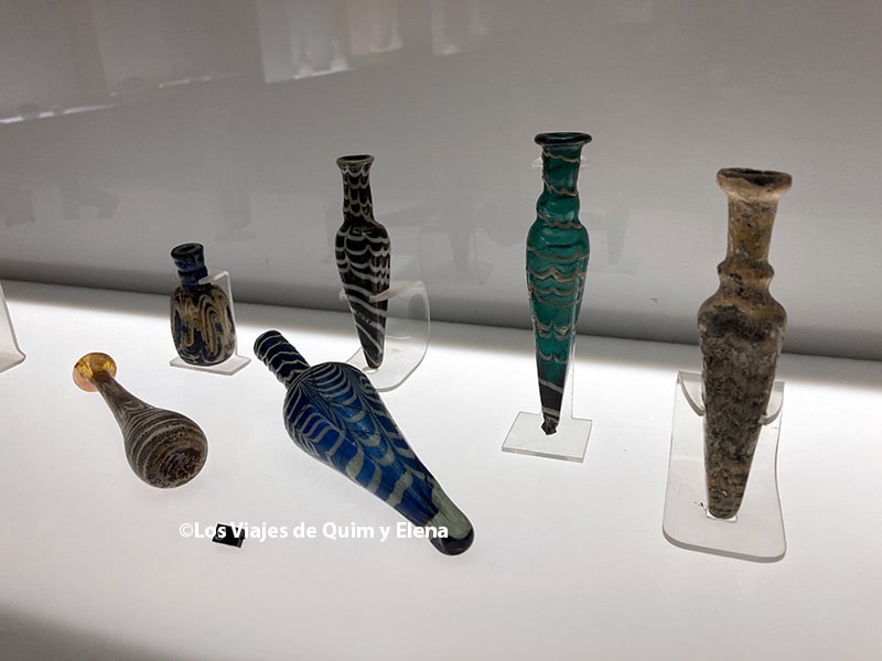 Exposición de piezas de vidrio antiguo