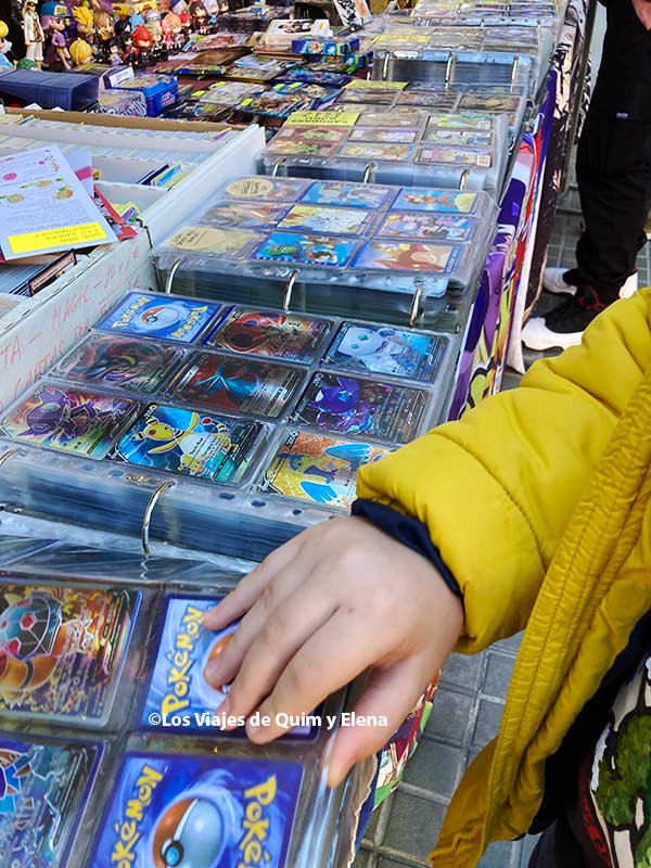 Los peques buscando cromos