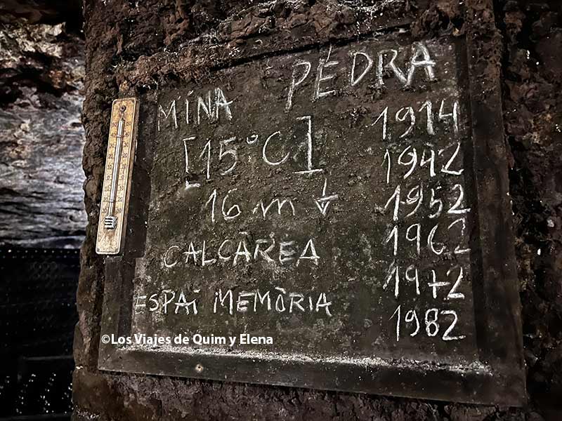 Pizarra en las galerías. Visitar las cavas Freixenet
