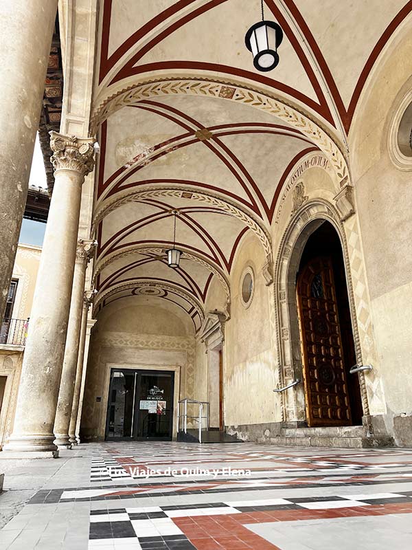 Entrada a la iglesia de Sant Sadurní