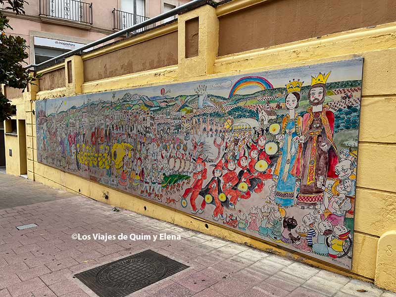 Mural de Pilarín Bayés en la calle Diputació