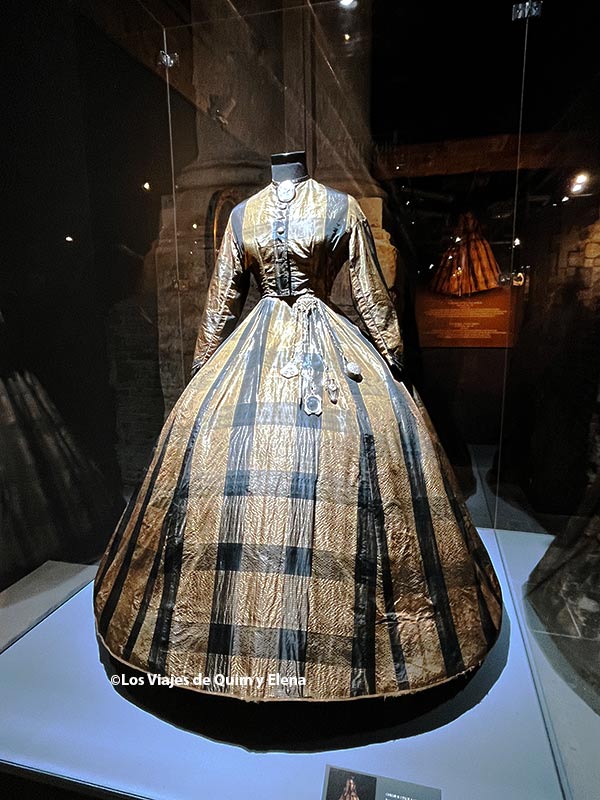 Vestido de estilo Balmoral en el Victoria Museum