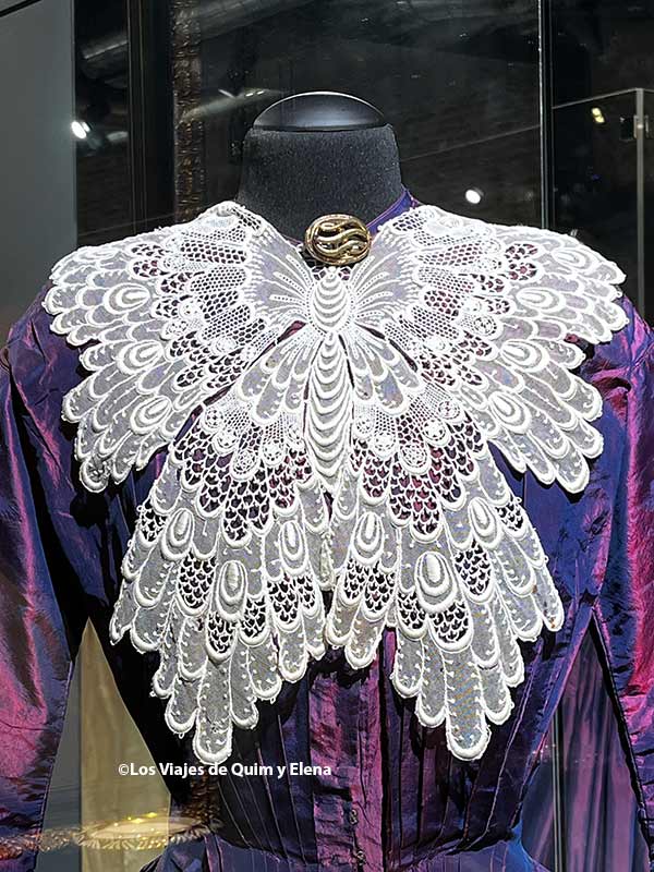 Detalle de un encaje de un vestido