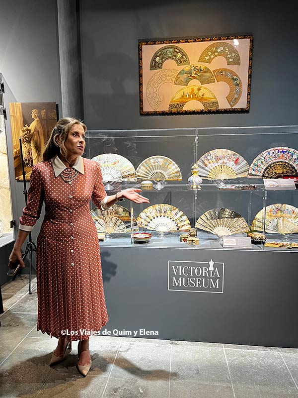 Victoria Lysenko durante la visita guiada