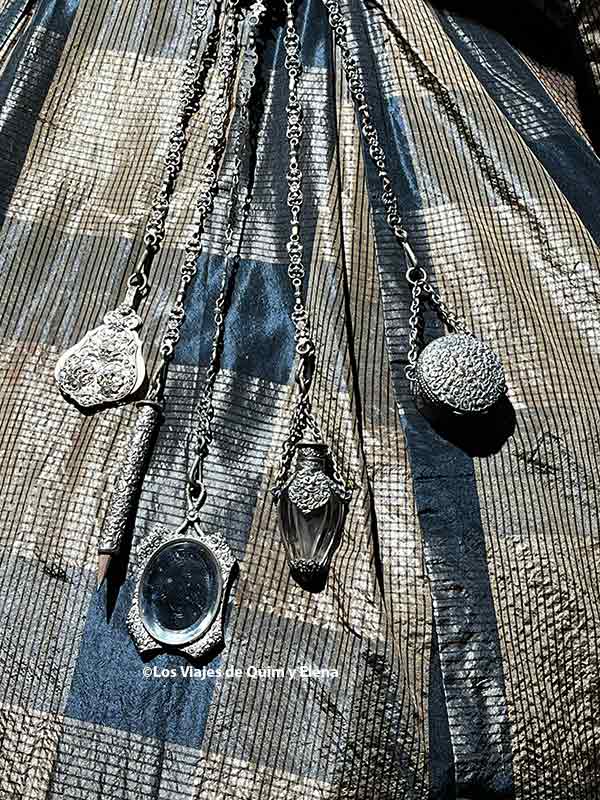 Accesorios en un vestido