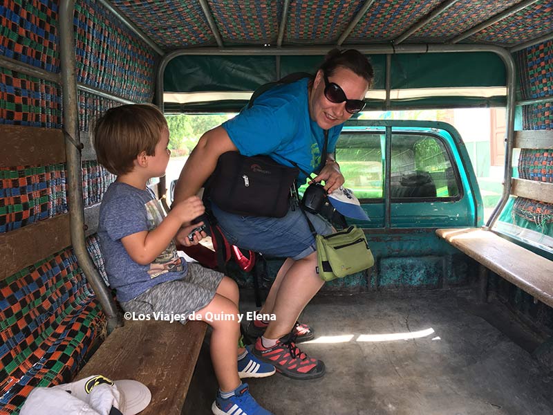 Éric y Elena en un transporte en Cabo Verde, 15 años