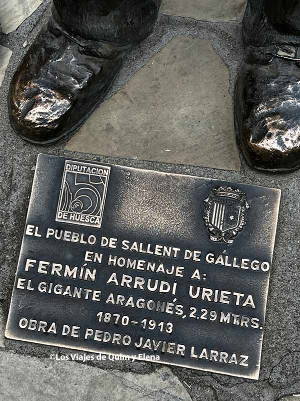 Placa a los pies de la estatua del Gigante Aragonés