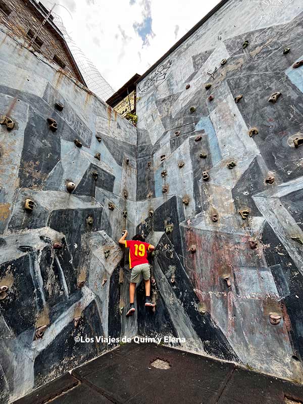 Álex escalando en el rocódromo de Sallent de Gállego
