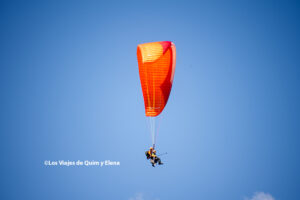 Elena disfrutando del vuelo en parapente en Pirineos
