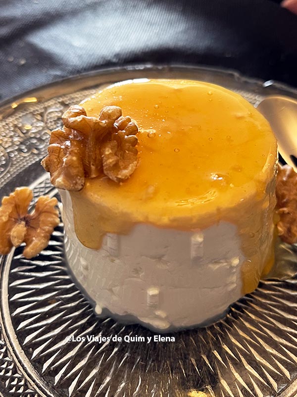 Postre de Mató con miel en el Restaurante Tahussà