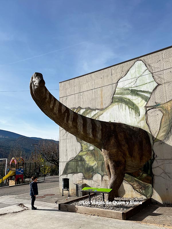 Álex junto a un Titanosaurio en Dinosfera