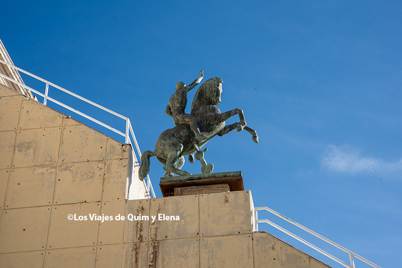Estatua ecuestre en la entrada de Maratón