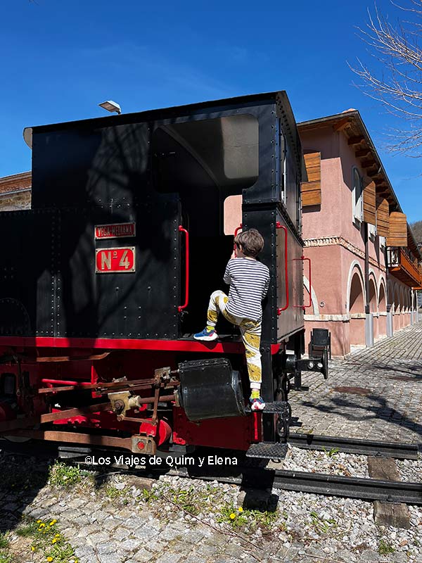 Álex en una locomotora junto al Museo de la Mineria