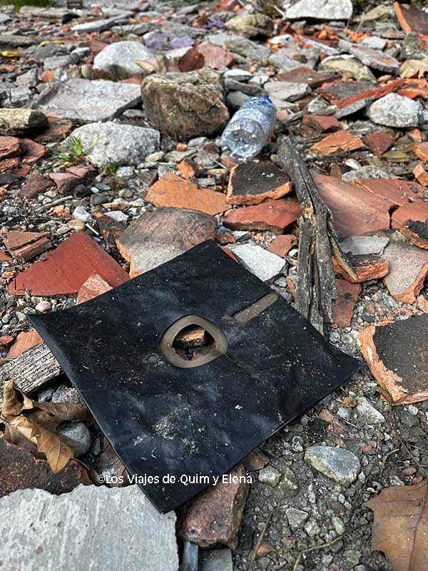 Disquete abandonado en la antigua fábrica abandonada