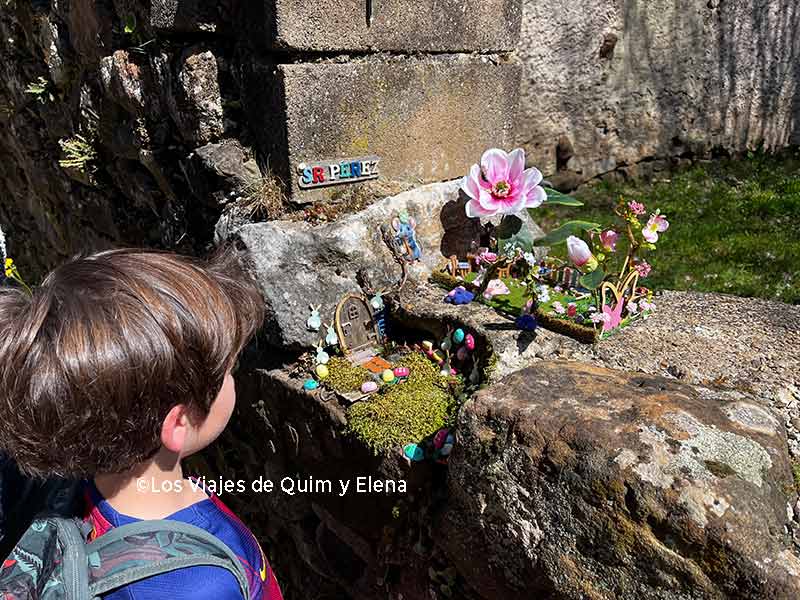 Álex viendo uno de los rincones del Sr. Ratoncito Pérez en Sabero