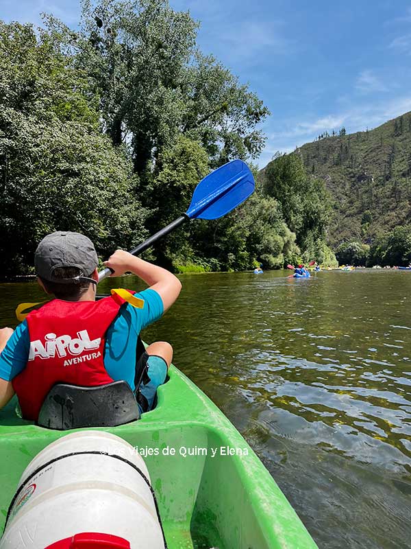 Éric remando en el río
