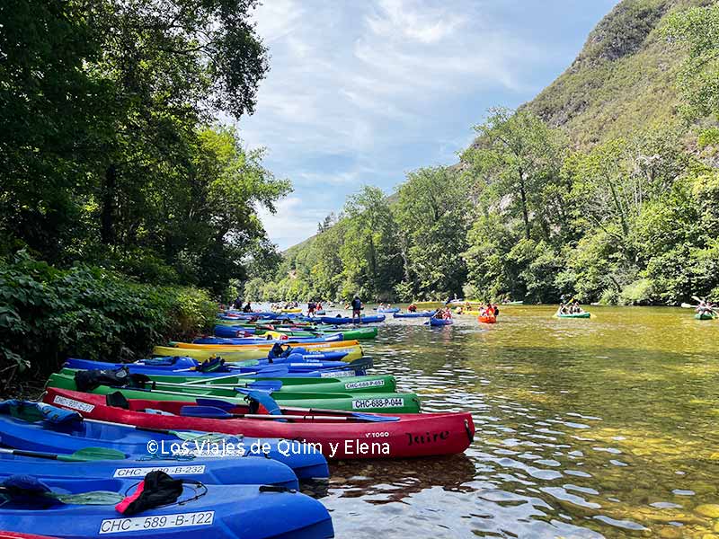 Kayaks esperando en el río